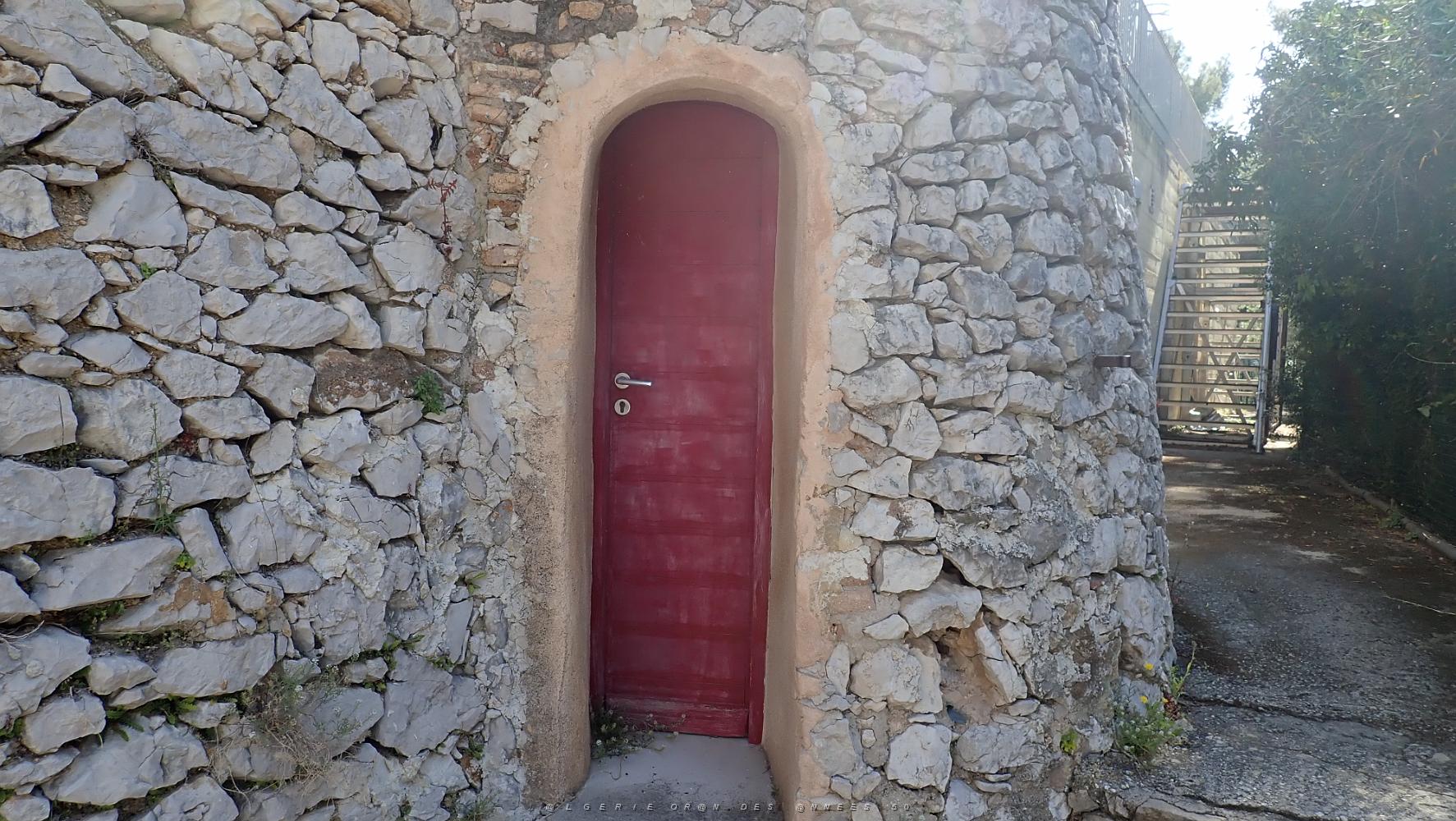 36 Une Petite Entree de la Bastide.JPG